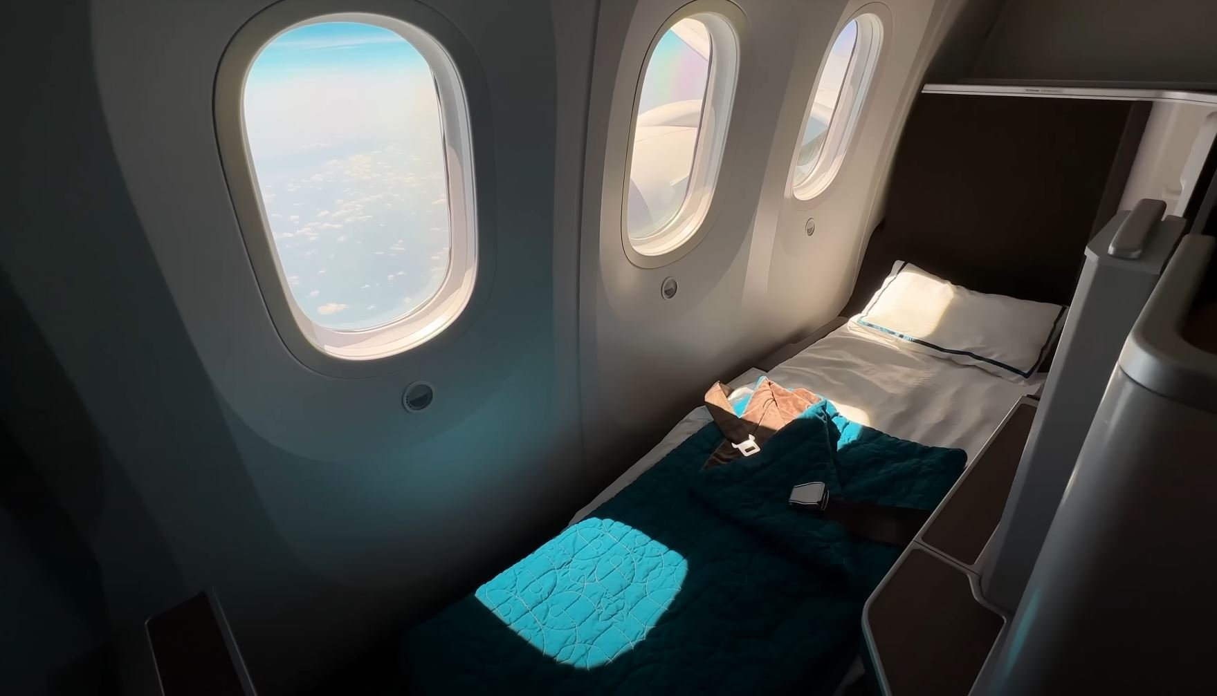 J seats with 3 wndows the bed
