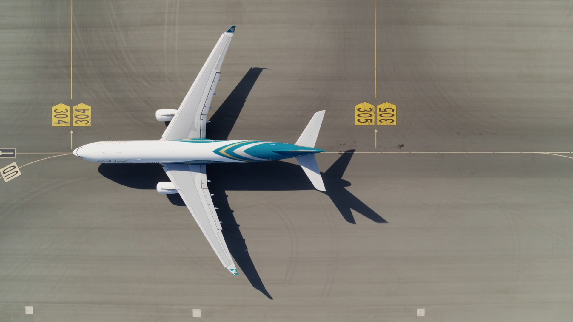 DREAMLINER ON RUNWAY